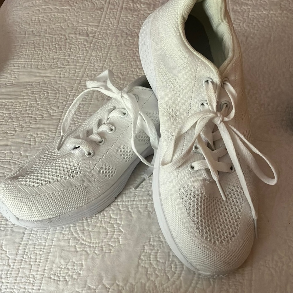 New White sneakers no Brand
